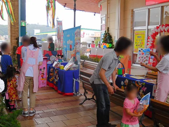 【イオンタウン周南/ウエストコート】携帯キャリアや買取、ウォーターサーバー等のプロモーションや各種物販に最適な通行量の多い大型スーパー前のイベントスペース