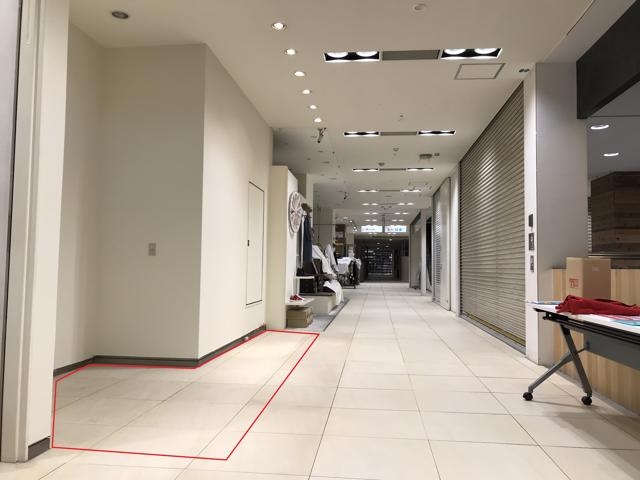 スペースを左手に通路の様子です。