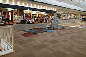 【イオンモールつがる柏】ライトオン前ブリッジ