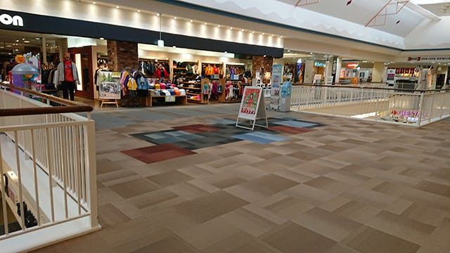 【イオンモールつがる柏】ライトオン前ブリッジの画像