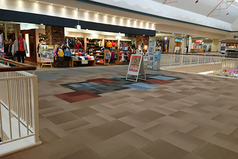 【イオンモールつがる柏】ライトオン前ブリッジの画像1