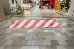 【あまがさきキューズモール】あまがさきキューズモール【メディア】「⑧‐cフロアシート(フードコート横)」