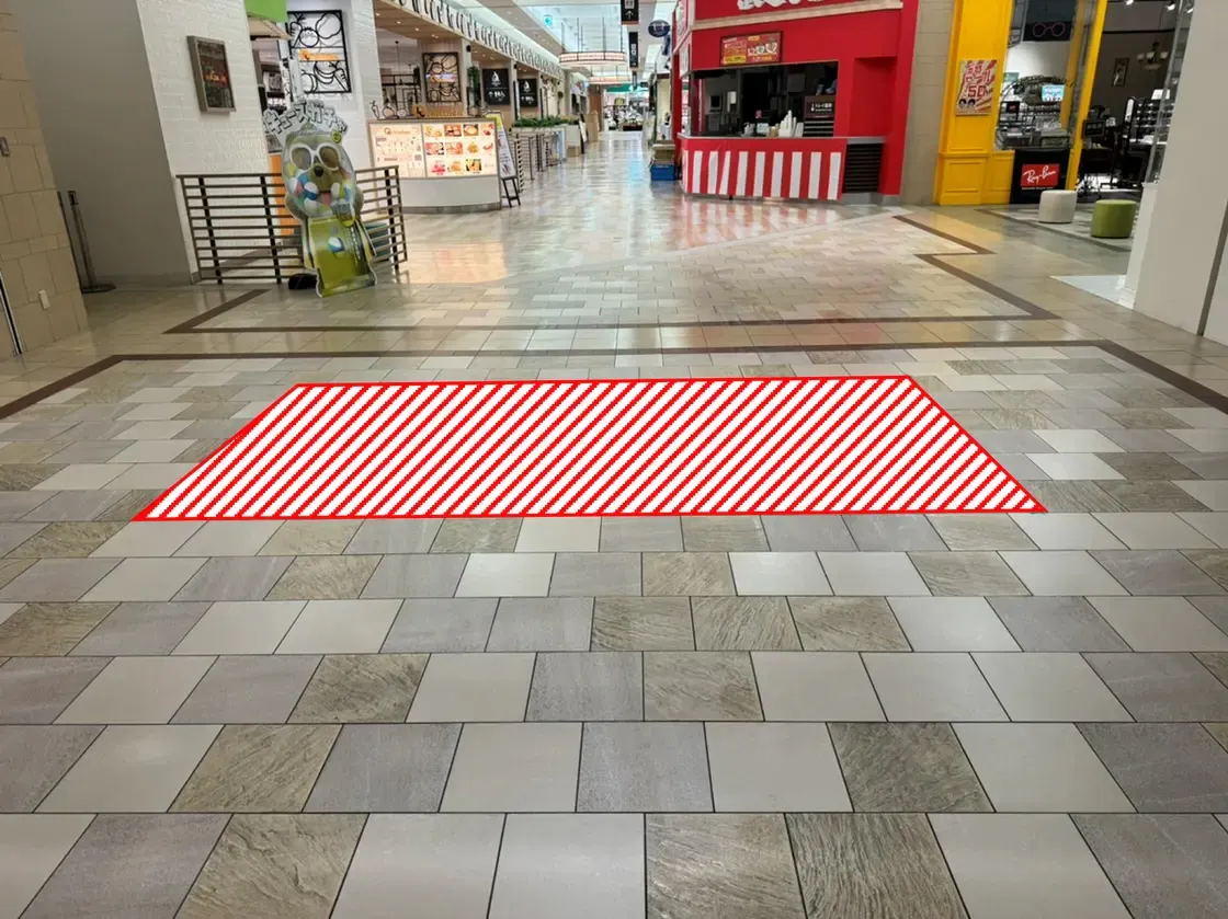 【あまがさきキューズモール】あまがさきキューズモール【メディア】「⑧‐cフロアシート(フードコート横)」