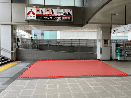 【横浜市営地下鉄ブルーラインセンター北駅】各種プロモーションや物販、食物販のポップアップストアに最適な人通りの多い改札外イベントスペース