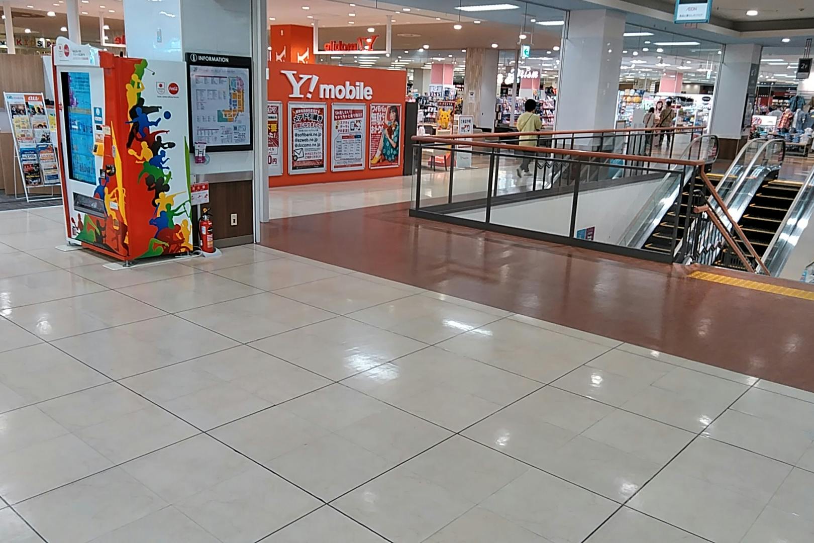 【イオン豊橋南SC】各種プロモーションや物販、食物販のポップアップストアに最適な2F UQ前スペース