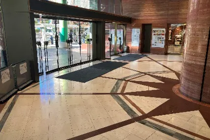 【ららテラス川口】1階 川口駅方面エントランス風除室