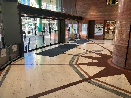 【ららテラス川口】1階 川口駅方面エントランス風除室