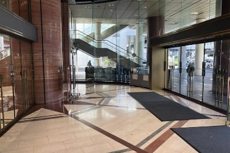 【ららテラス川口】1階 川口駅方面エントランス風除室の画像3