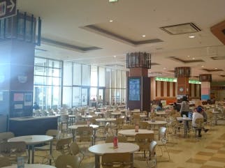 【イオンモール都城駅前】【都城駅前】モール内広告 フードコートテーブルシールの画像