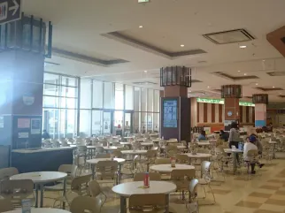 【イオンモール都城駅前】【都城駅前】モール内広告 フードコートテーブルシールの画像