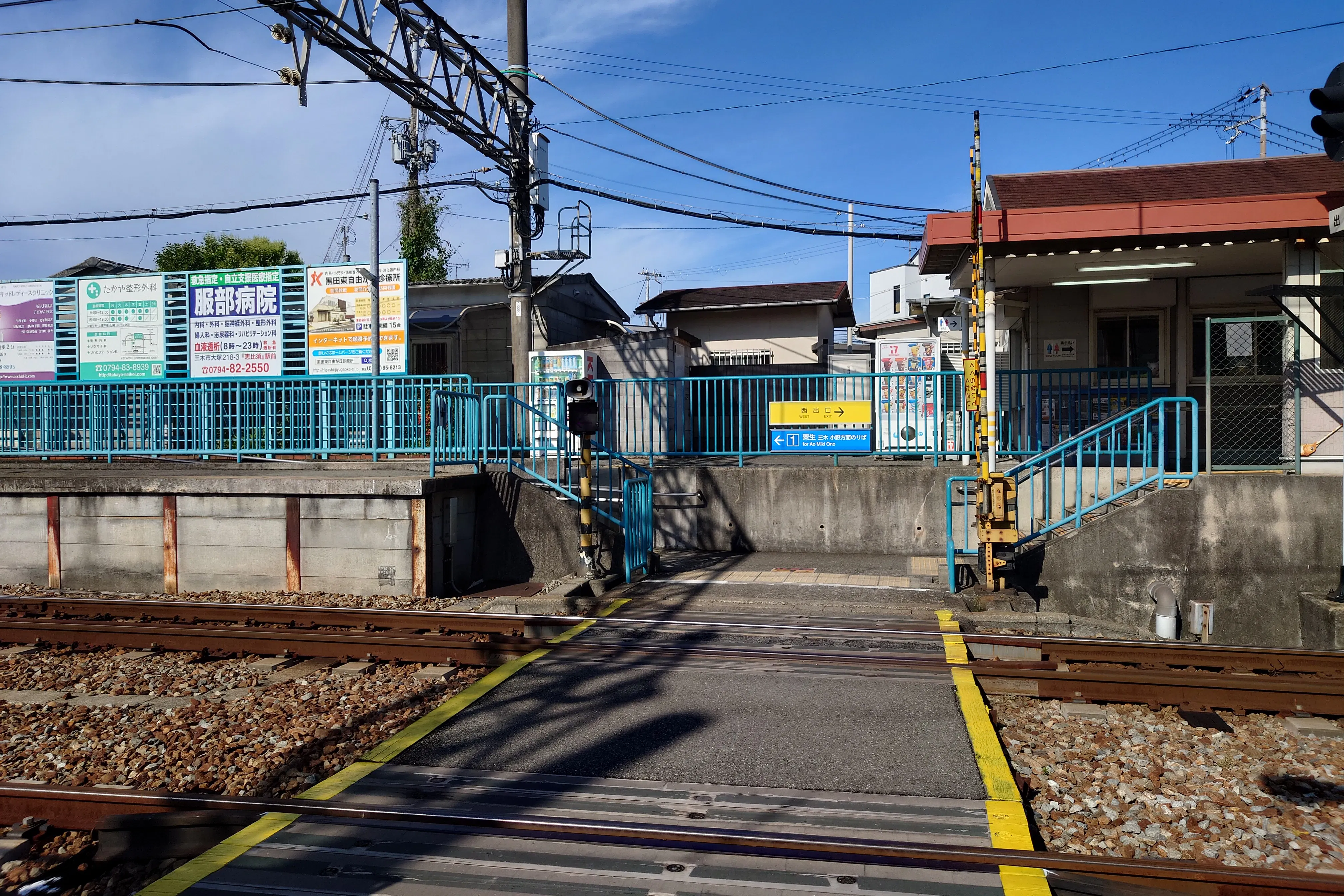 【志染駅】物販やプロモーションに最適な人通りの多い改札内1番線通路脇イベントスペース