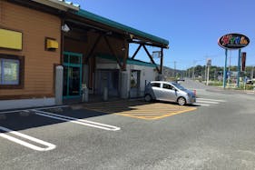 【ダイナム山口周南店】キッチンカーに最適なアミューズメント施設のイベントスペース(店舗出入り口横)