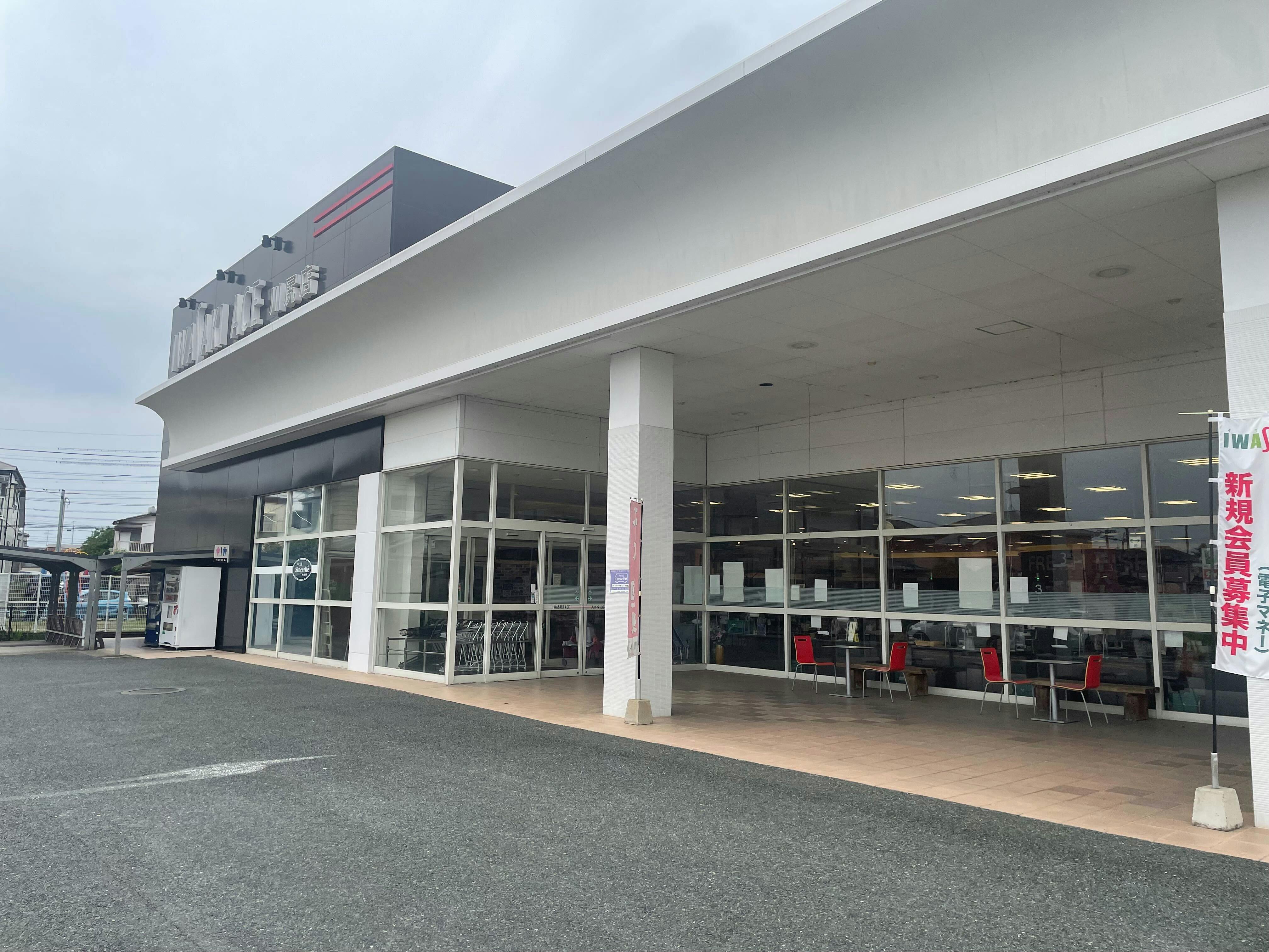 【イワサキACE川尻店】プロモーションに最適な視認性の高い風除室ペース