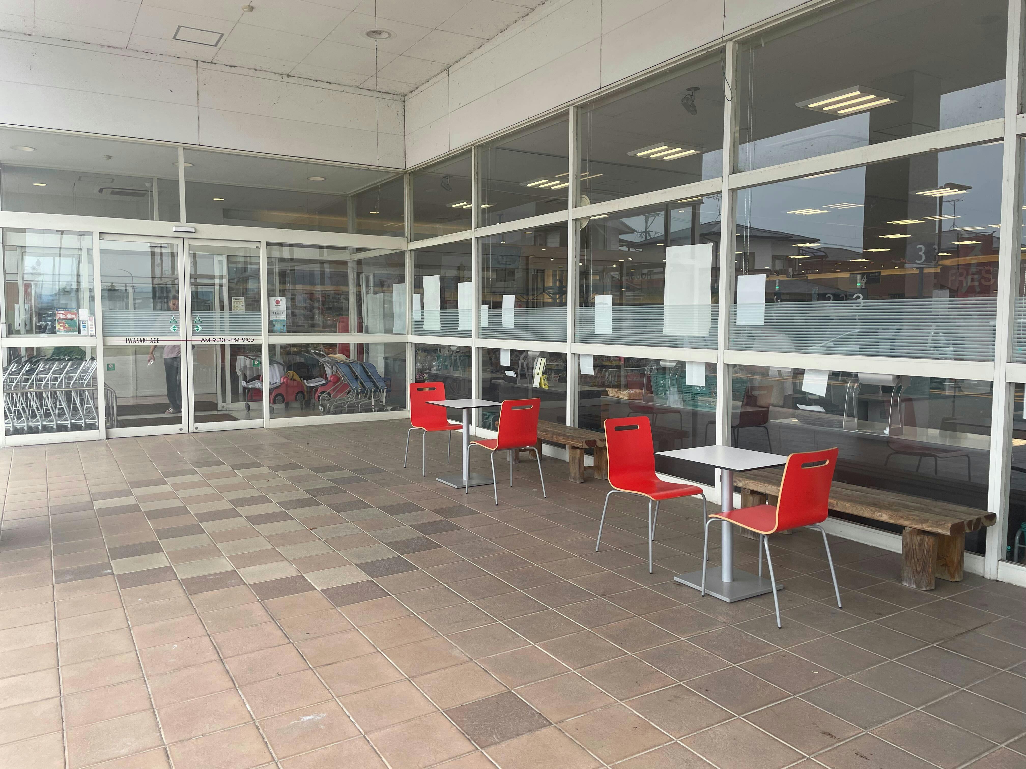 【イワサキACE川尻店】プロモーションに最適な店舗入口前のピロティスペースの画像