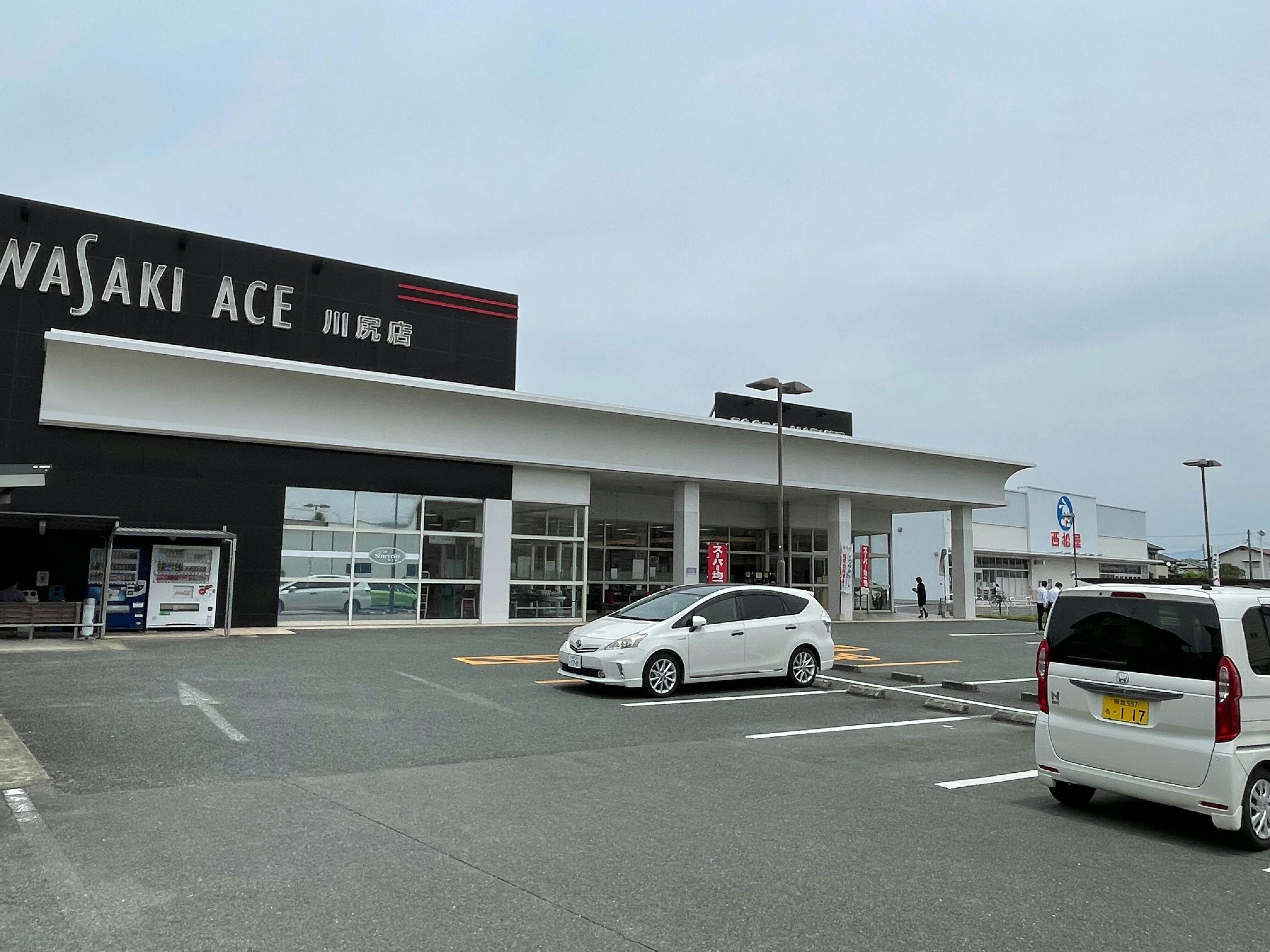 【イワサキACE川尻店】プロモーションに最適な視認性の高い風除室ペース