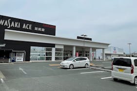 【イワサキACE川尻店】キッチンカーやプロモーションに最適な視認性の高いピロティスペース