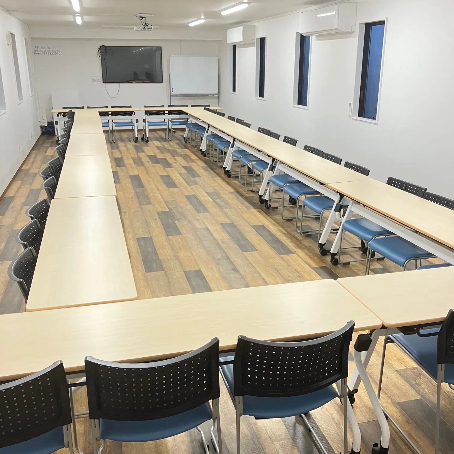 【高崎白銀ビル貸会議室】Room2 最大60名収容・モニター付きの60㎡貸し会議室｜販売利用OK