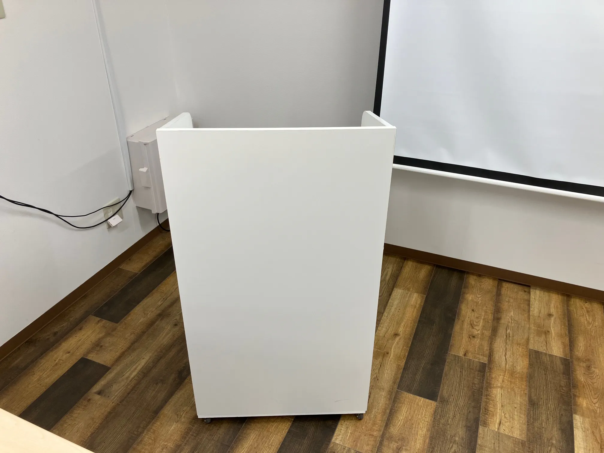 【高崎白銀ビル貸会議室】Room2 最大60名収容・モニター付きの60㎡貸し会議室|販売利用OK