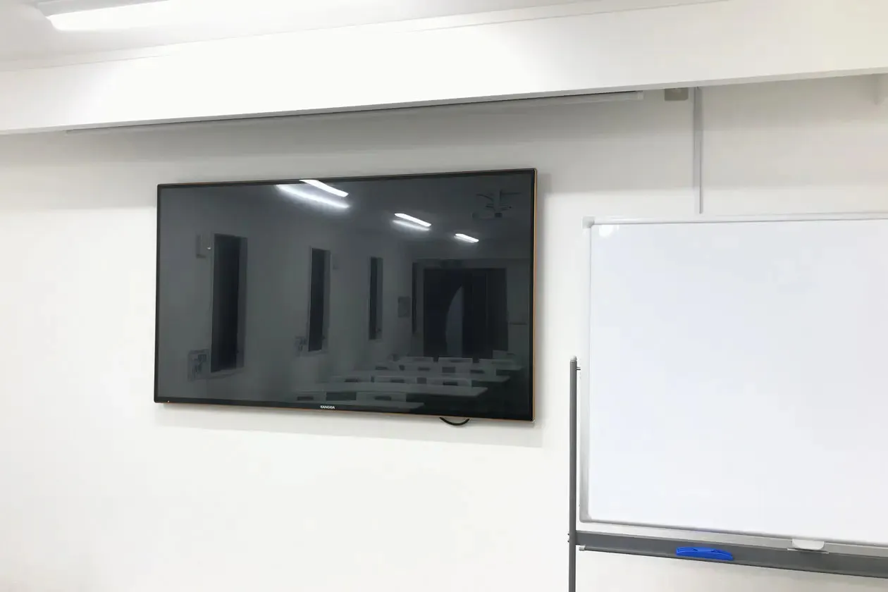 【高崎白銀ビル貸会議室】Room2 最大60名収容・モニター付きの60㎡貸し会議室|販売利用OK