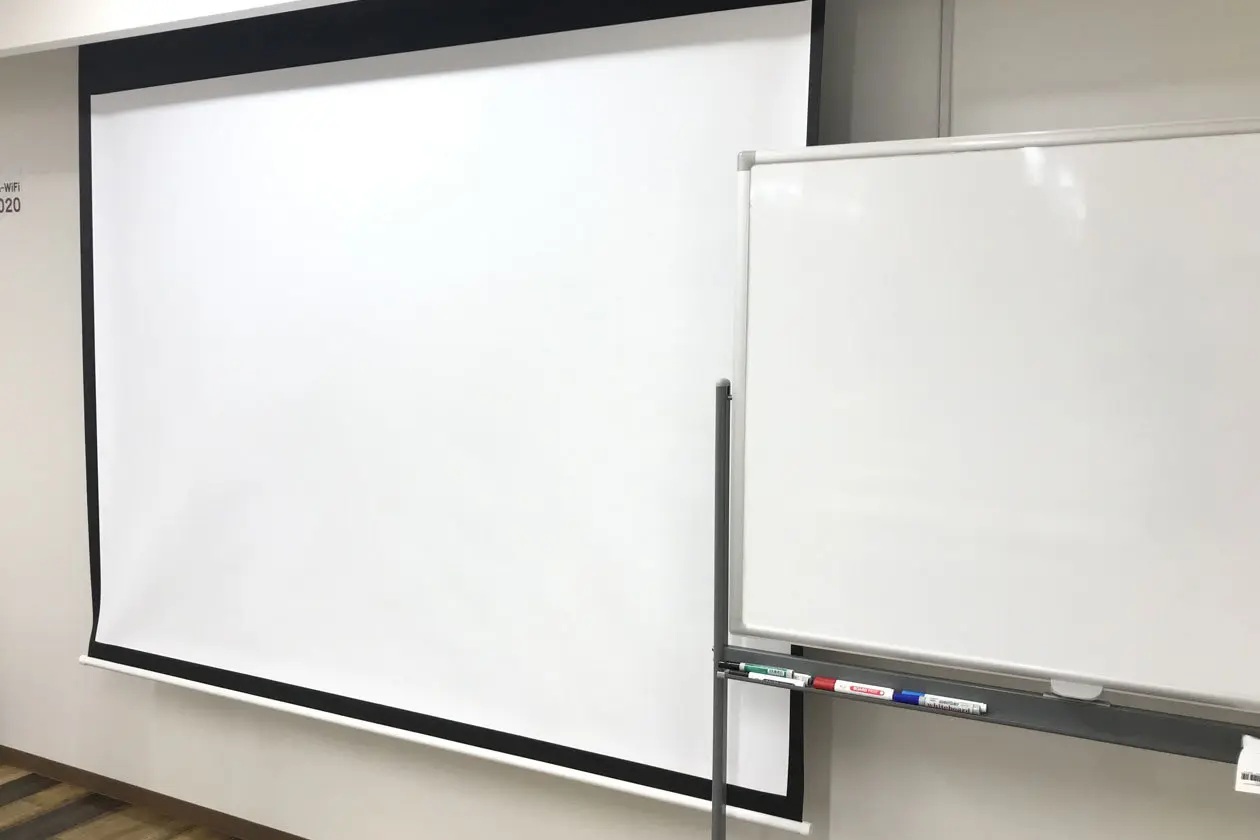 【高崎白銀ビル貸会議室】ホワイトボード・100inchスクリーン無料完備。