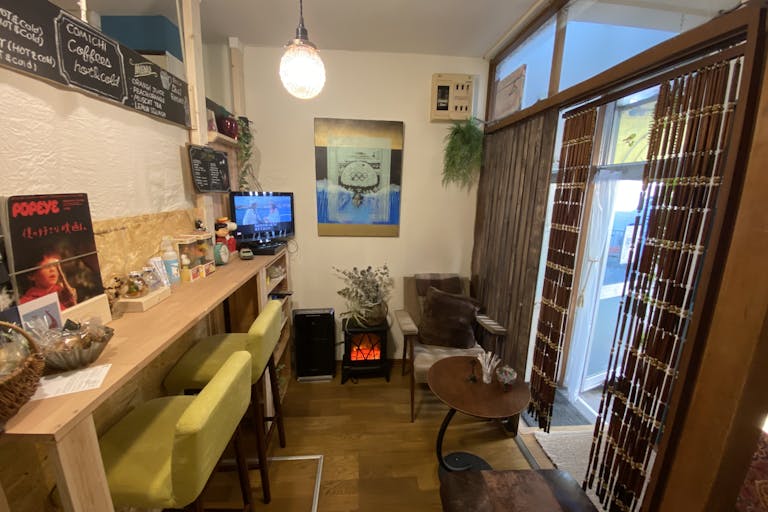 カフェスペースを抜けてギャラリーへ