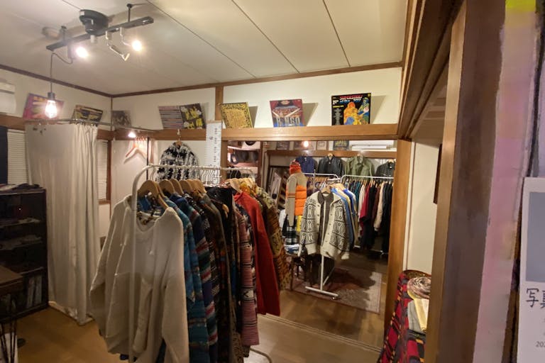 隣接している古着屋です。