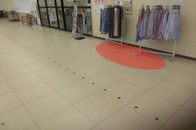 【Aコープ城山】食物販やプロモーションに利用可能なサンドラッグ様前の通路スペース