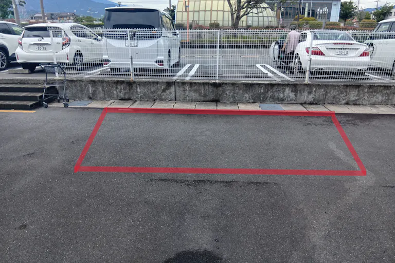 【フードマーケットマム柿田川店】店舗前スペース 販促プロモーションや物販に最適なスーパー屋外催事イベントスペースの画像1