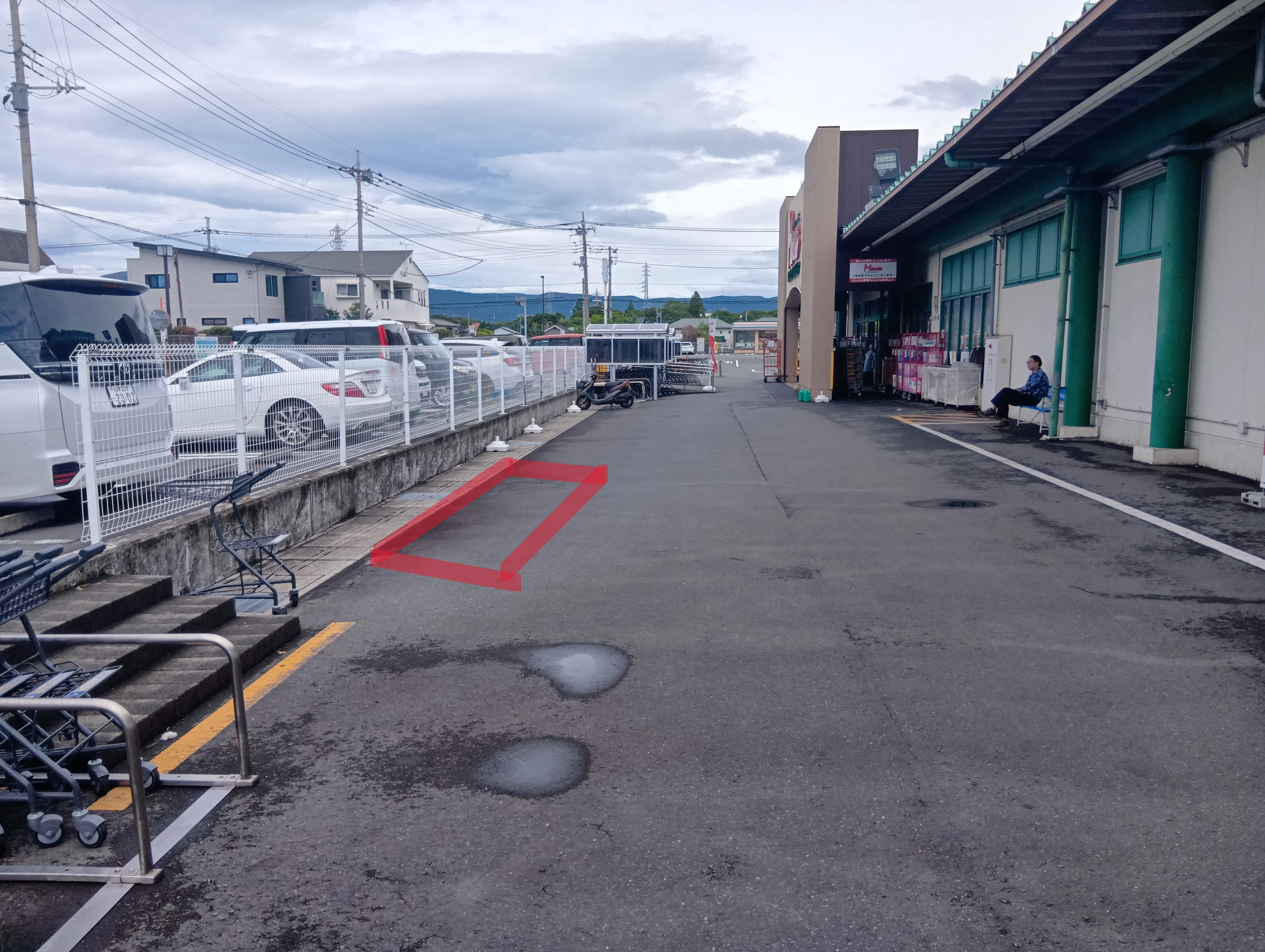 【フードマーケットマム柿田川店】店舗前スペース 販促プロモーションや物販に最適なスーパー屋外催事イベントスペース