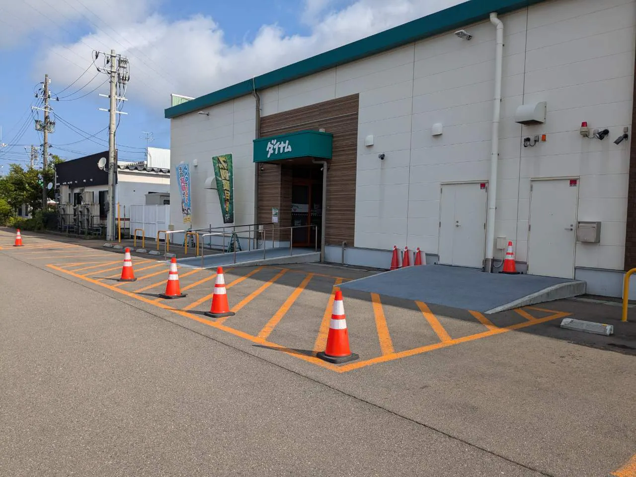 【ダイナム山形イオンタウン酒田店ゆったり館】キッチンカーの開催に最適なアミューズメント施設のイベントスペース