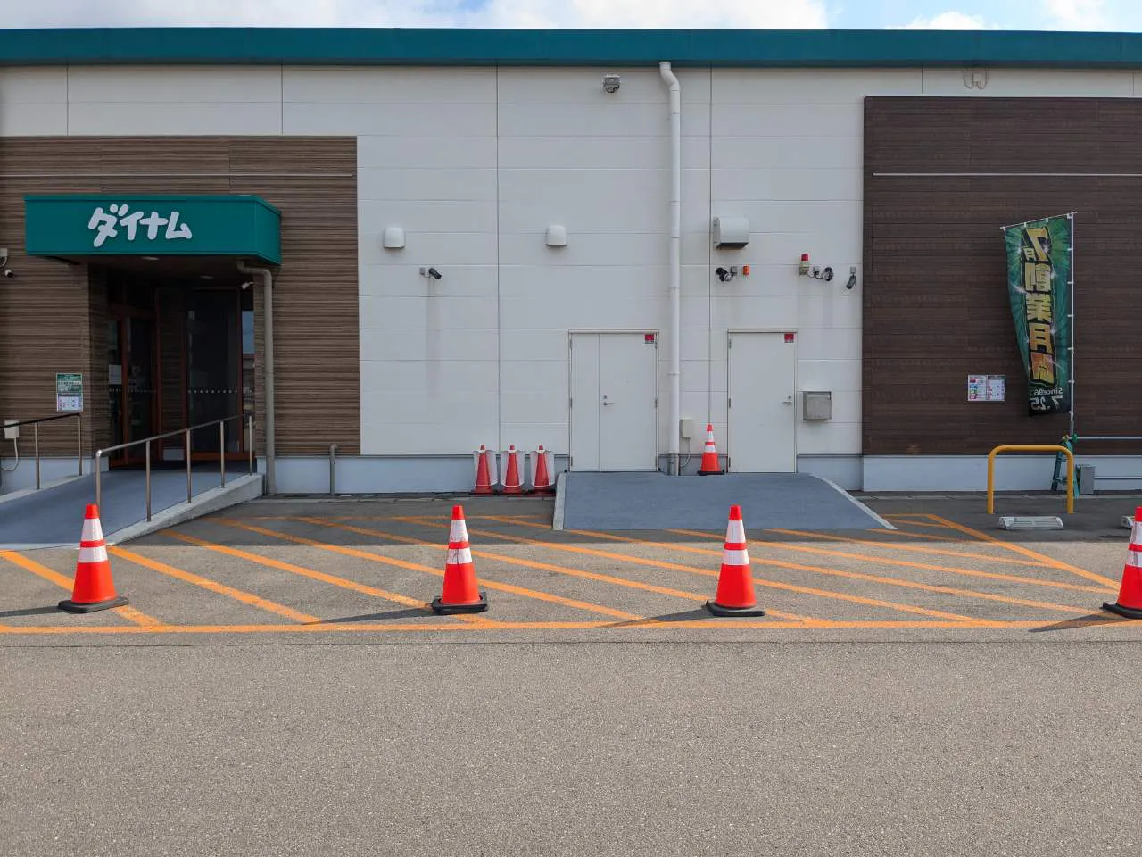 【ダイナム山形イオンタウン酒田店ゆったり館】キッチンカーの開催に最適なアミューズメント施設のイベントスペース