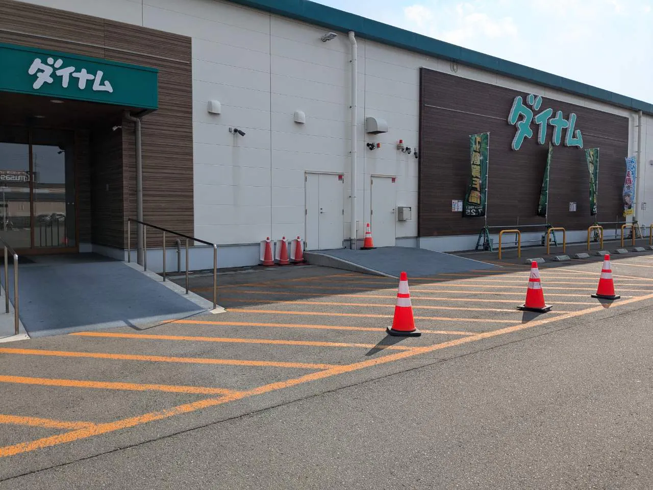 【ダイナム山形イオンタウン酒田店ゆったり館】キッチンカーの開催に最適なアミューズメント施設のイベントスペース