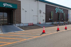 【ダイナム山形イオンタウン酒田店ゆったり館】キッチンカーの開催に最適なアミューズメント施設のイベントスペース