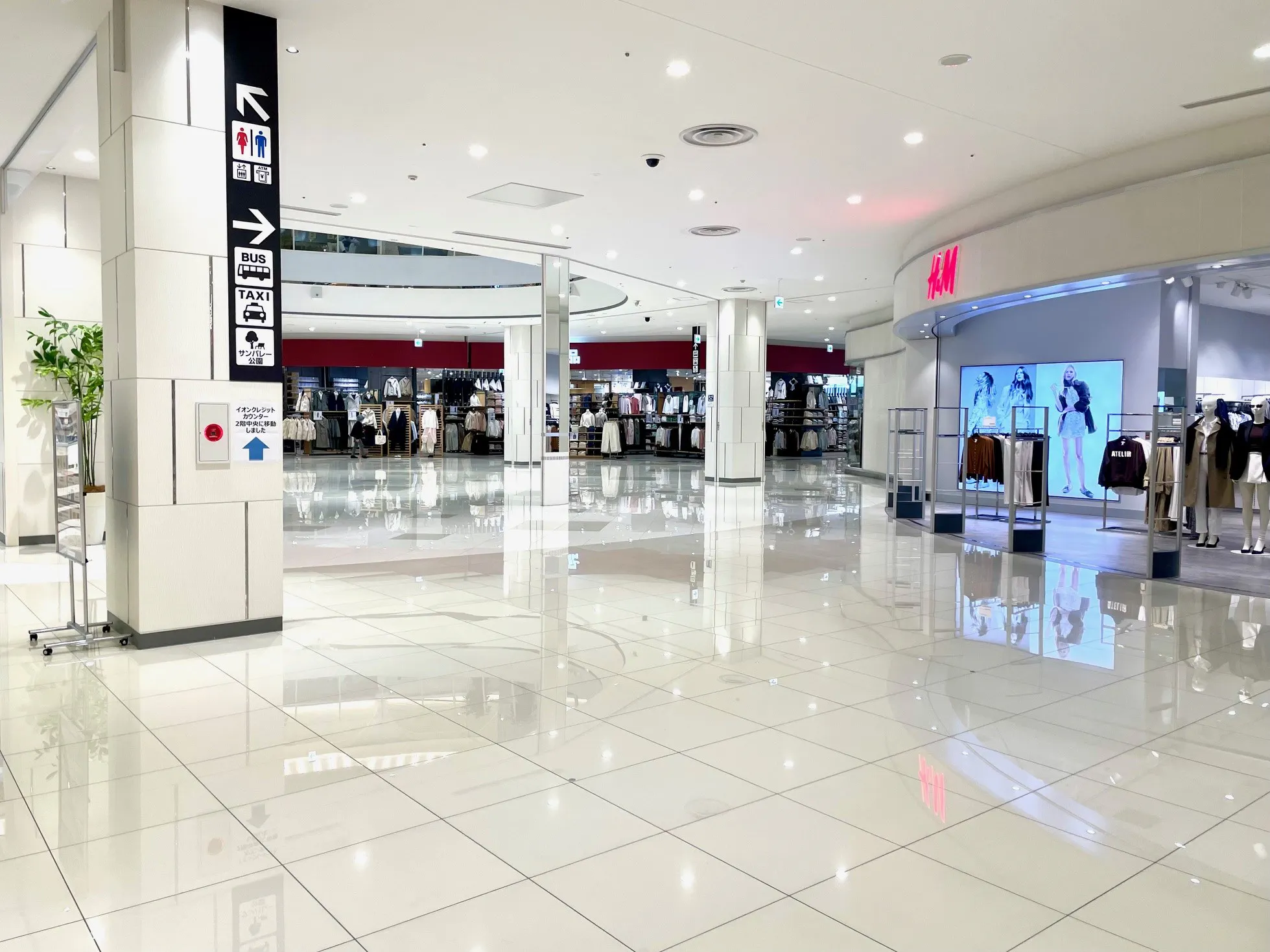 【イオンモール津南】1階つどいの広場横(H＆M前)の画像