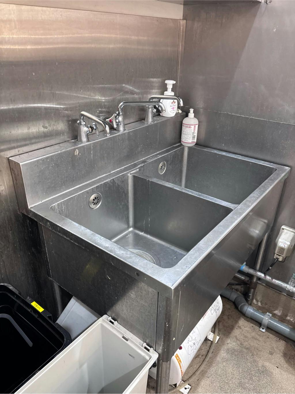菓子厨房内の二層シンク