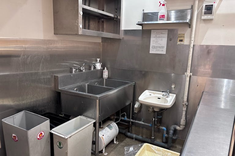 åãä»ãã®èååšæ¿ãåºç»ã®èé¢ã«äœçœ®ããŠããŸãã