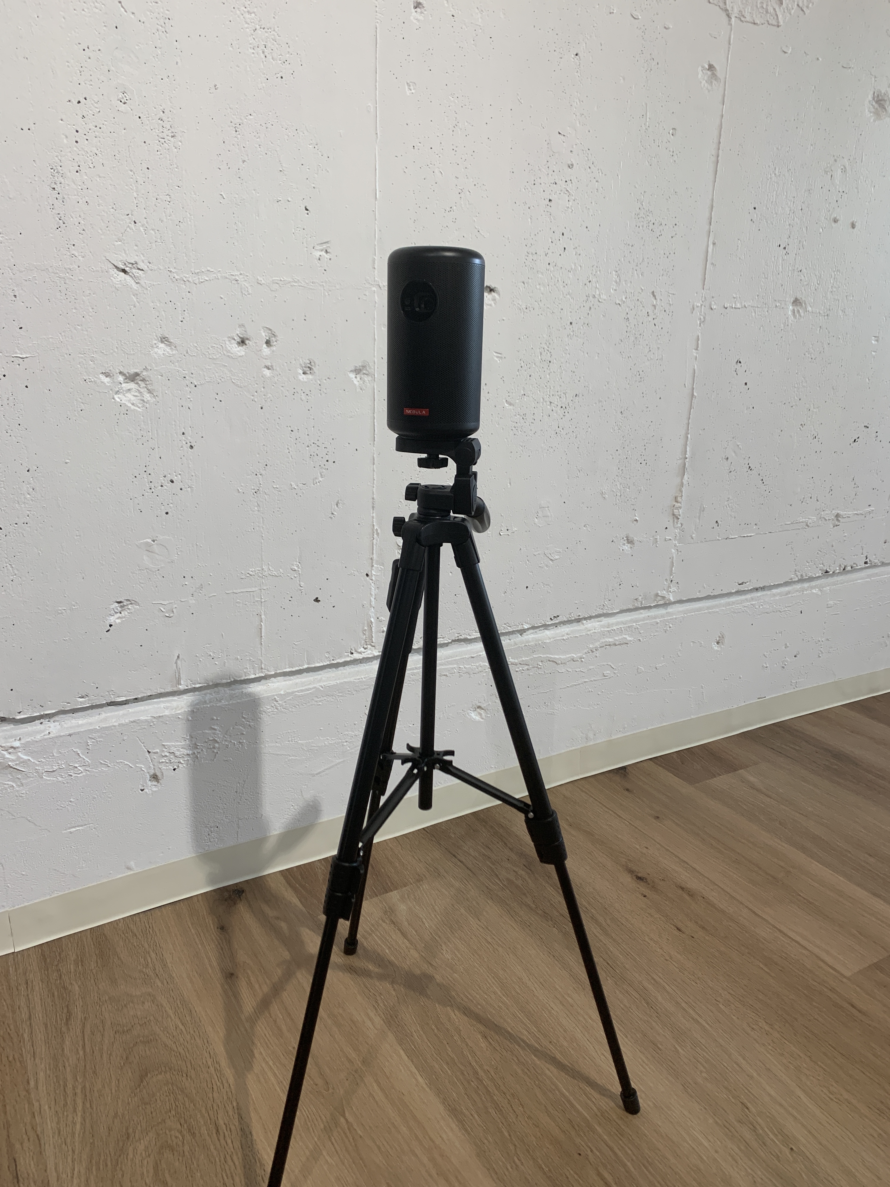 プロジェクター（別途オプションにて有料）三脚式で自由に移動できます