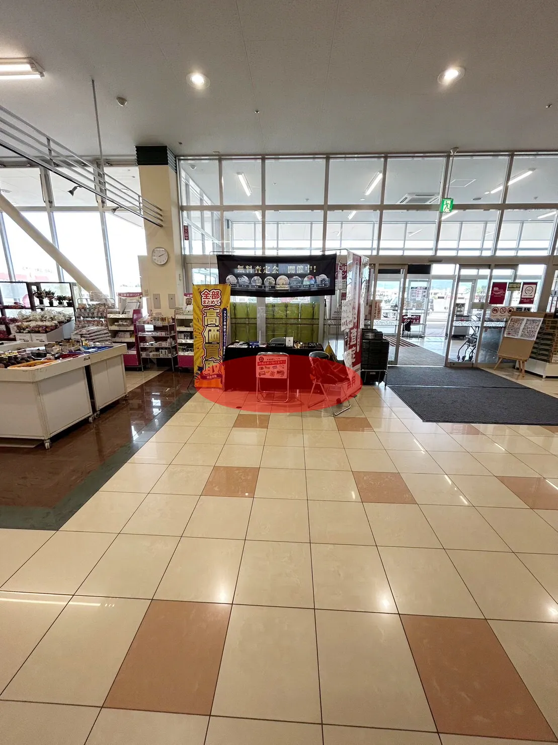 【マックスバリュ平賀店】各種プロモーションイベントに最適な店舗入口横のイベントスペース