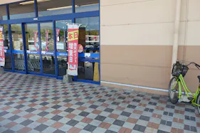 【西鉄ストア北茂安店】正面出入口 販促プロモーションや物販に最適なスーパー屋外催事イベントスペース