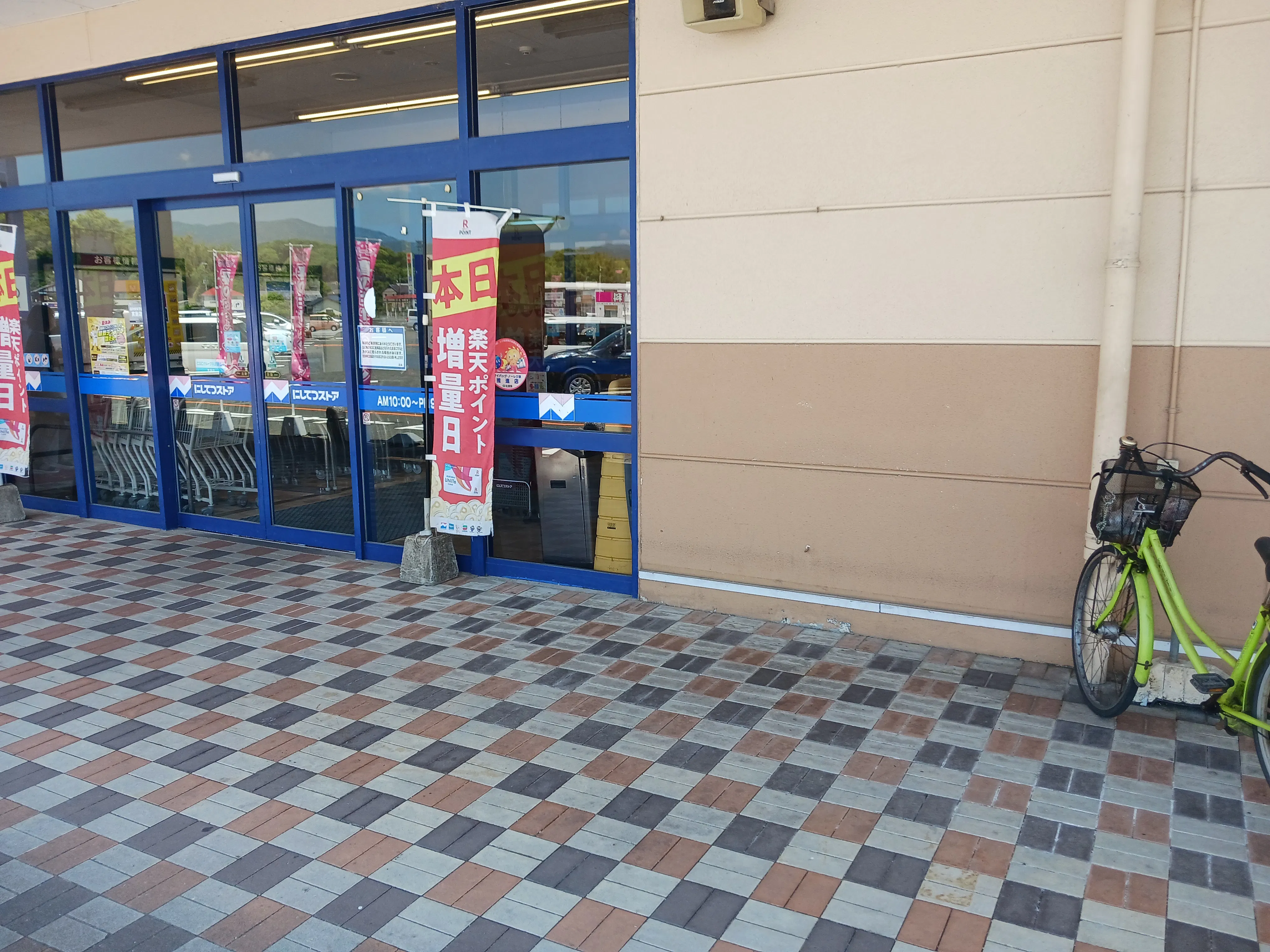 【西鉄ストア北茂安店】正面出入口 販促プロモーションや物販に最適なスーパー屋外催事イベントスペース
