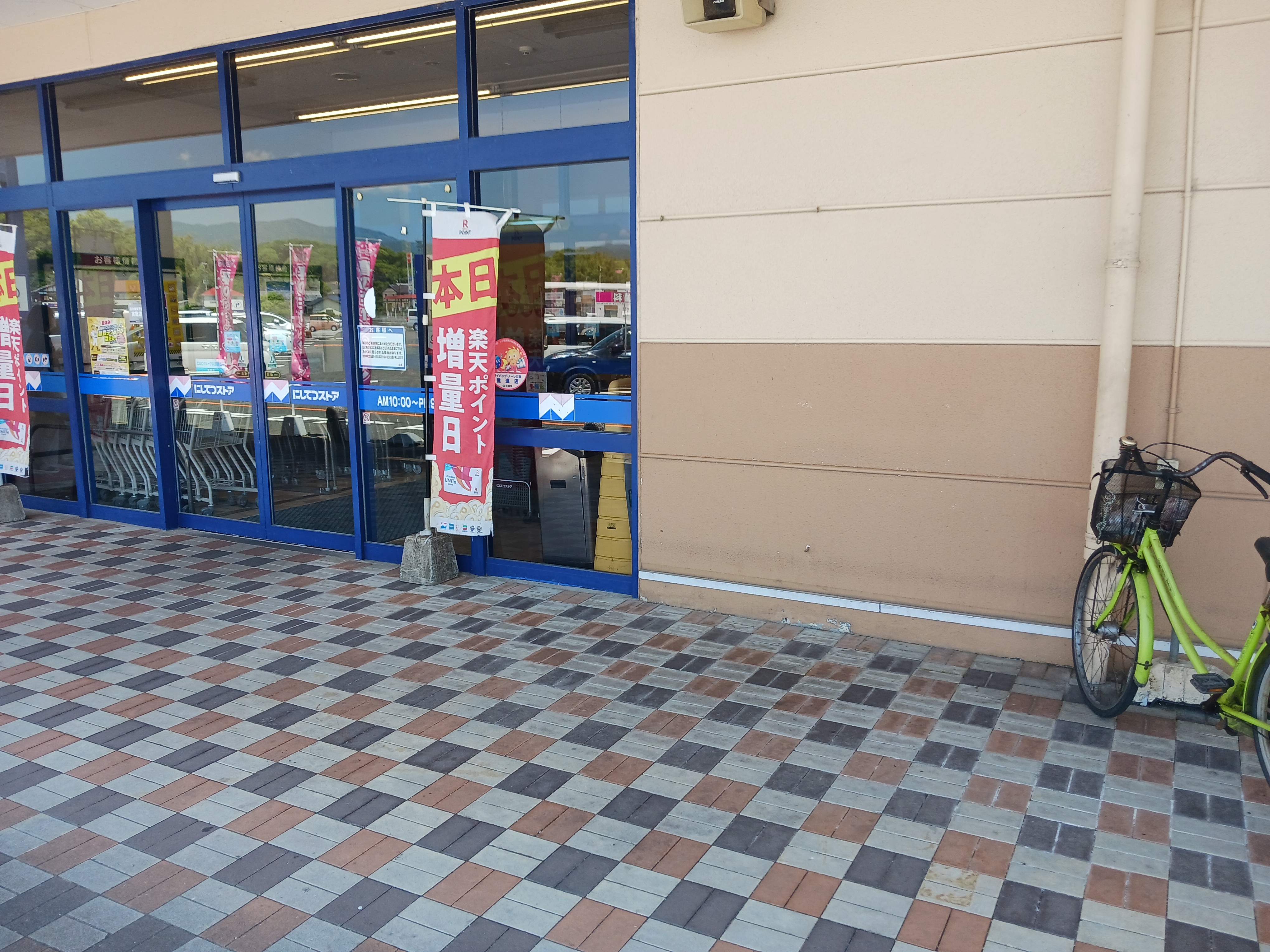 【西鉄ストア北茂安店】正面出入口 販促プロモーションや物販に最適なスーパー屋外催事イベントスペース