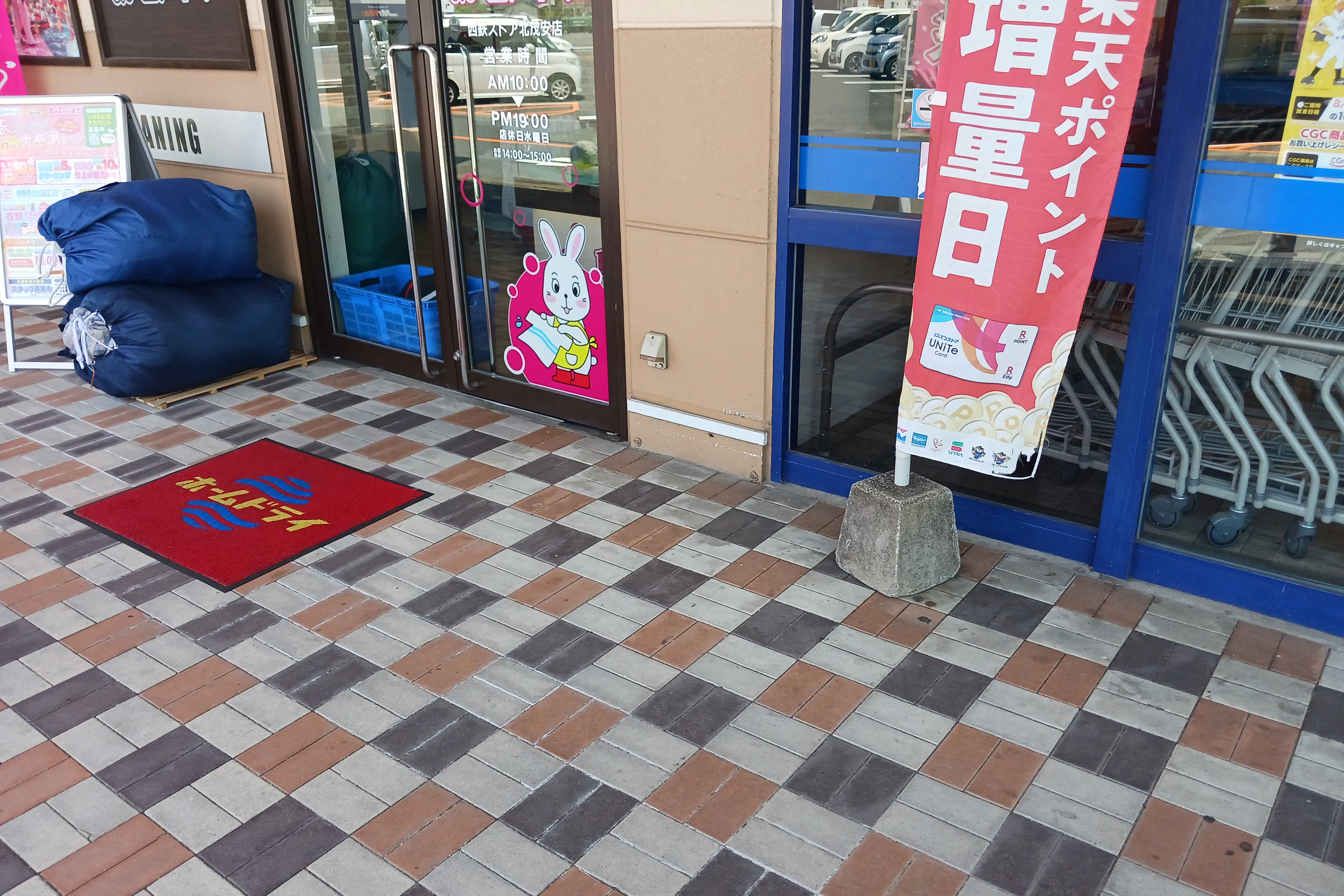 【西鉄ストア北茂安店】正面出入口 販促プロモーションや物販に最適なスーパー屋外催事イベントスペース