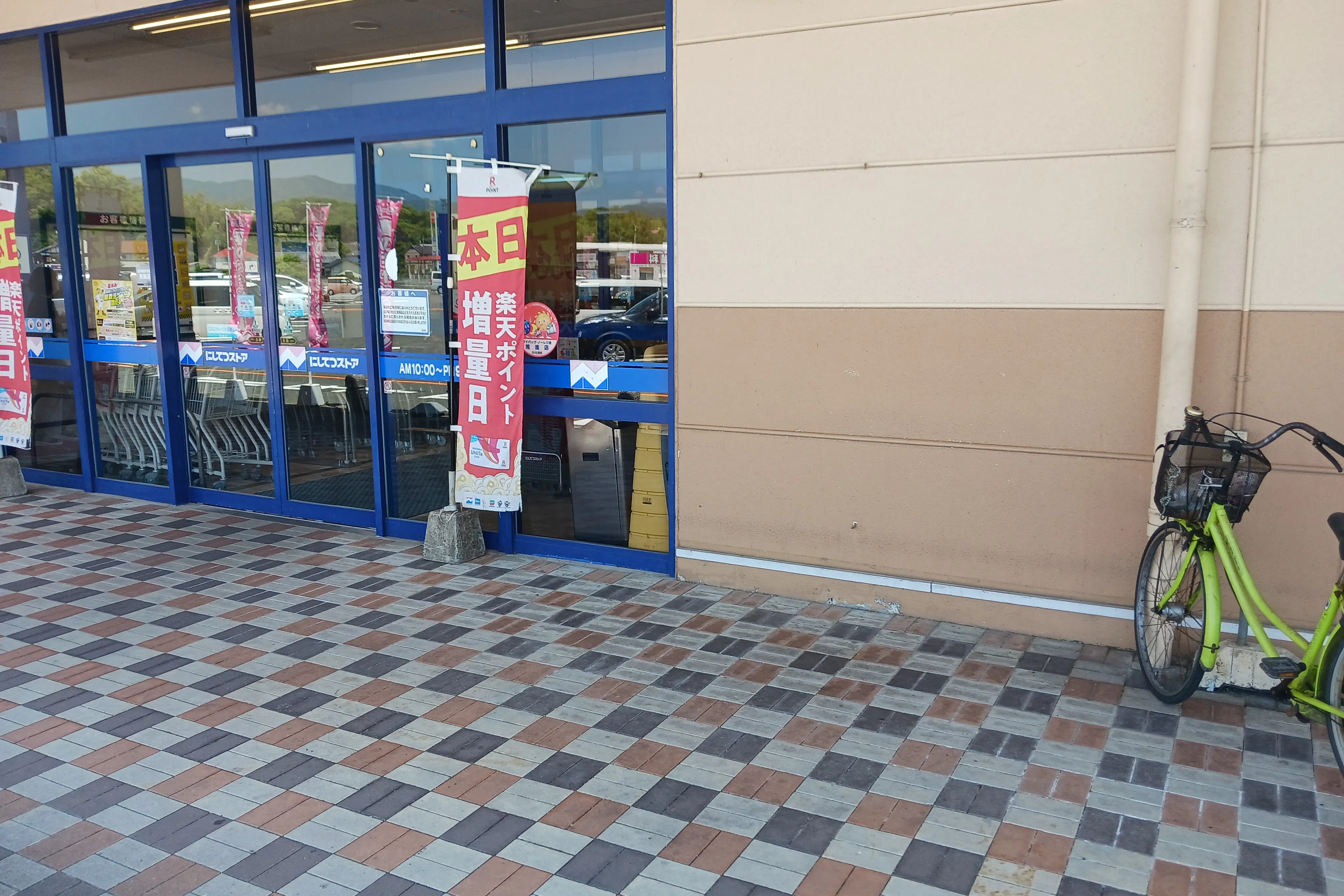 【西鉄ストア北茂安店】正面出入口 販促プロモーションや物販に最適なスーパー屋外催事イベントスペース
