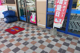 【西鉄ストア北茂安店】正面出入口 販促プロモーションや物販に最適なスーパー屋外催事イベントスペース