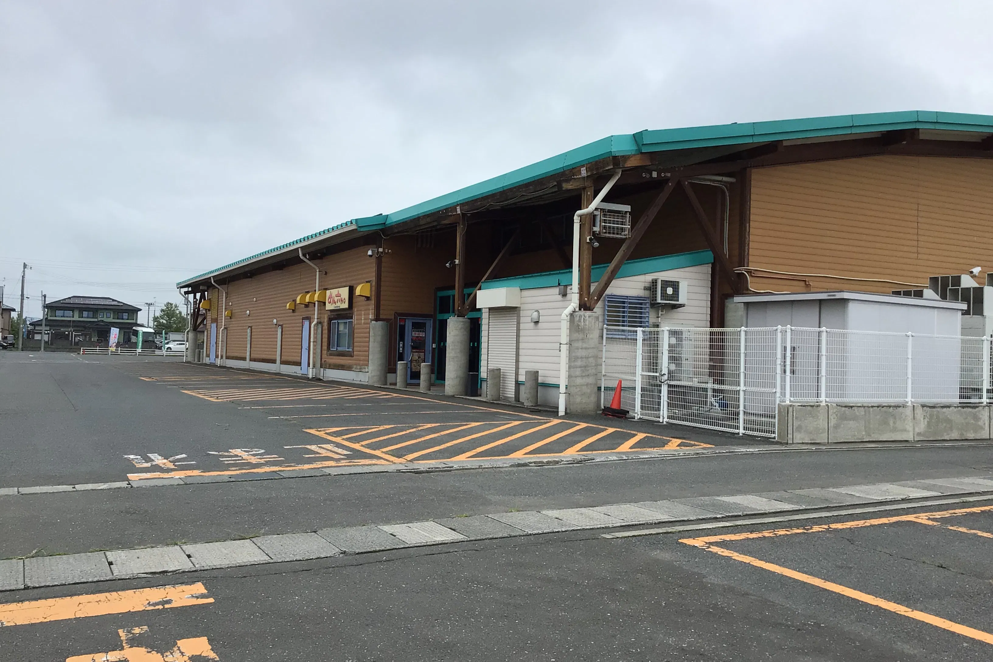 【ダイナム宮城加美店】キッチンカーやプロモーションに最適なアミューズメント施設のイベントスペース(店舗駐車場(付属棟側))