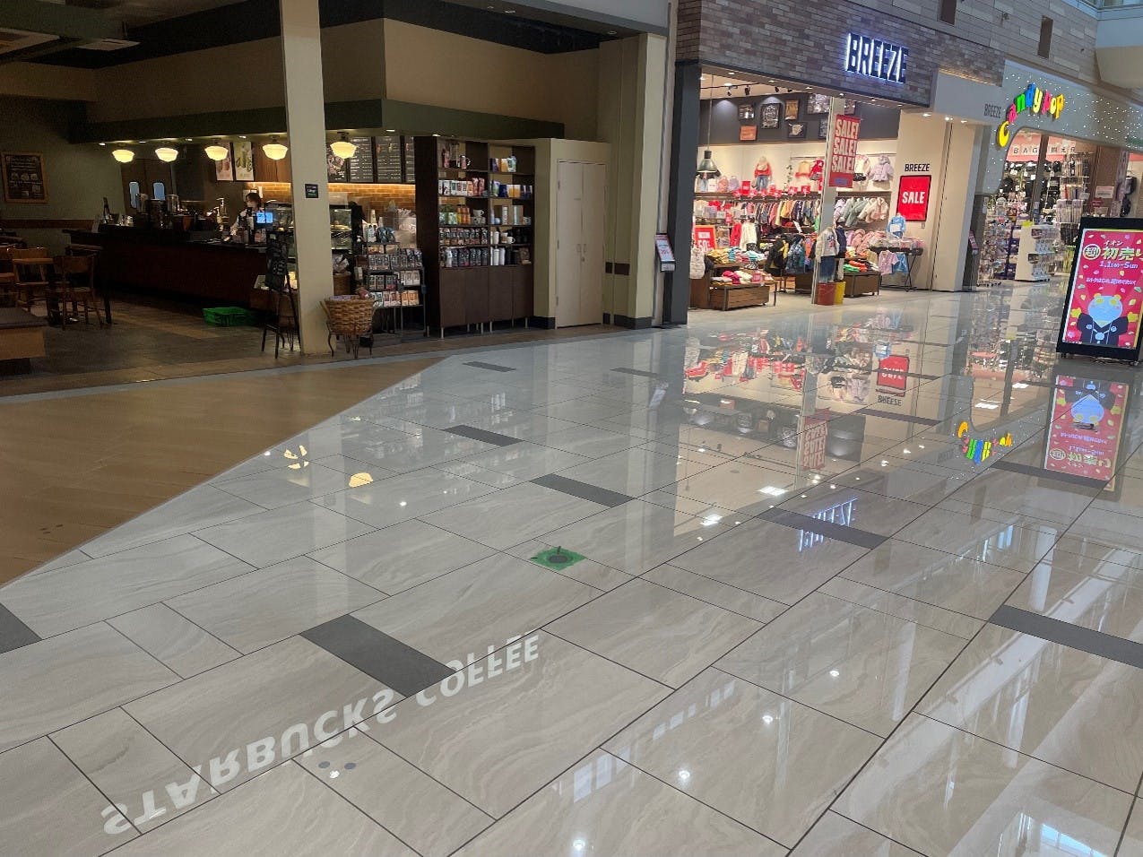 【イオンモール伊丹】1F スターバックスコーヒー前の画像