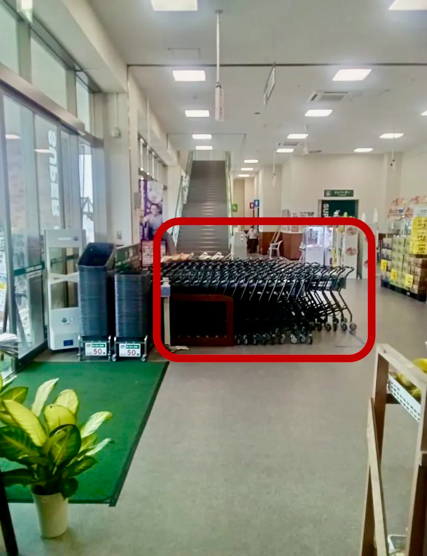 【HIヒロセスーパーコンボ小郡店】プロモーションイベントに最適なホームセンターの1F風除室スペース