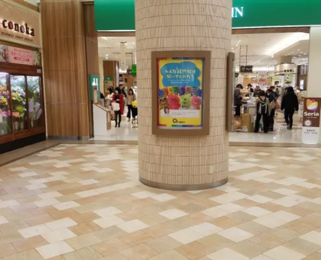 【あまがさきキューズモール】「②1F conoka前」プロモーションやポップアップストアに最適な、1階出入口付近の注目度の高いイベントスペース