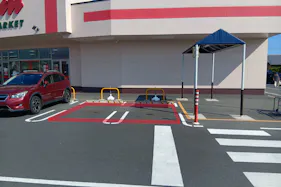 【フードマーケットマム牧野店】駐車場催事スペース 販促プロモーションや物販に最適なスーパー屋外催事イベントスペース