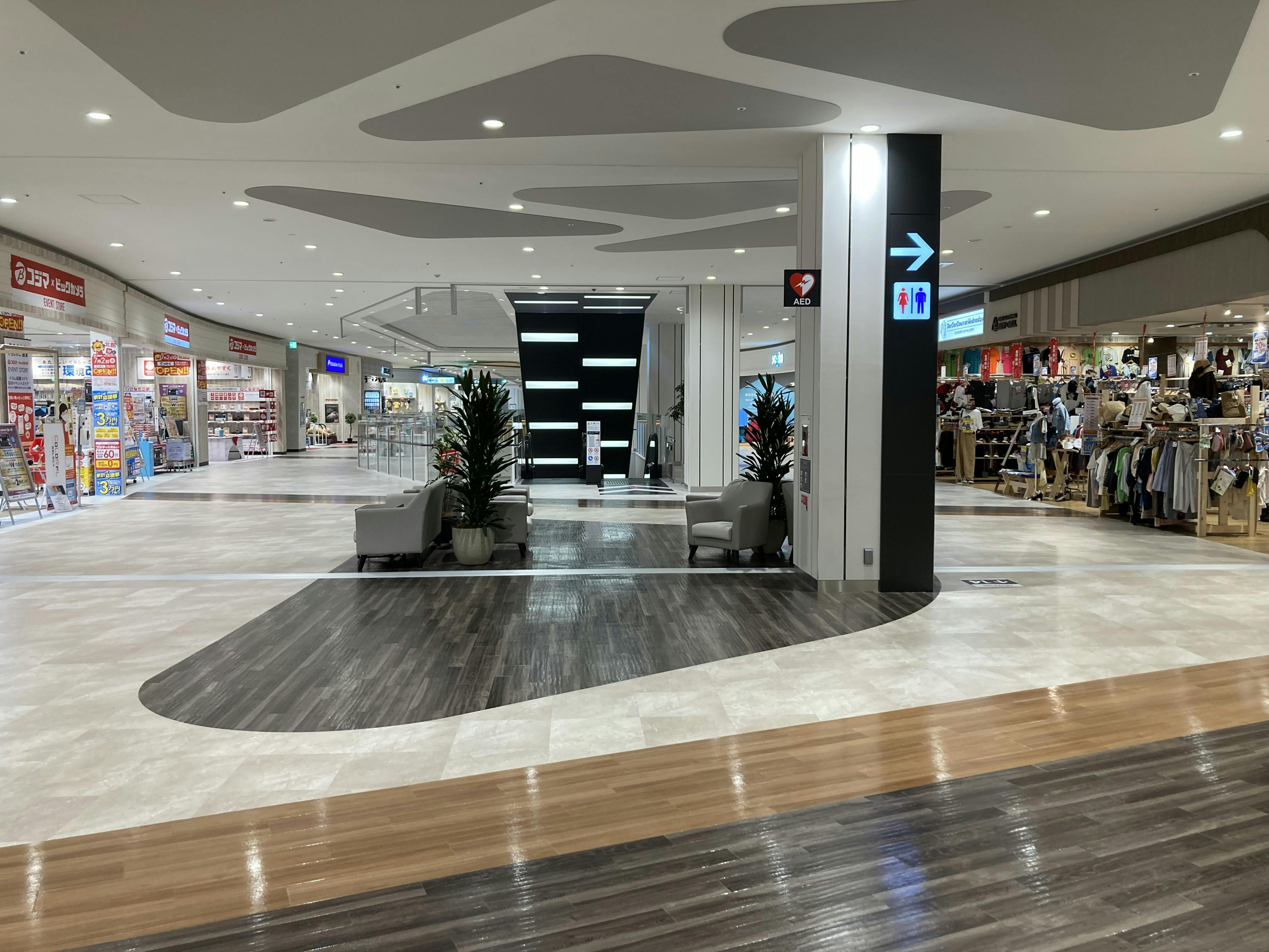 【イオンモール新利府】３階 モール東エスカレーター前の画像